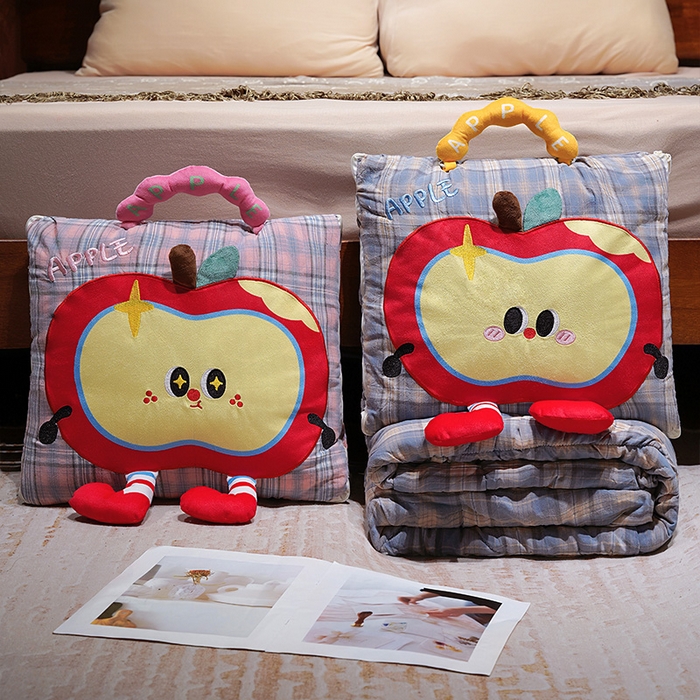 91家纺网 家纺一手货源 找家纺 仟亿莱 2025新款大眼红苹果格子布抱枕被 蓝格嘟嘟大眼