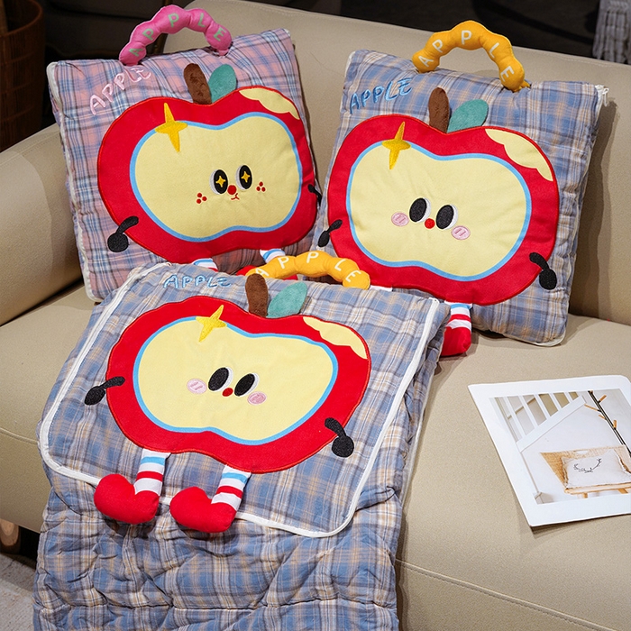 91家纺网 家纺一手货源 找家纺 仟亿莱 2025新款大眼红苹果格子布抱枕被 蓝格嘟嘟大眼