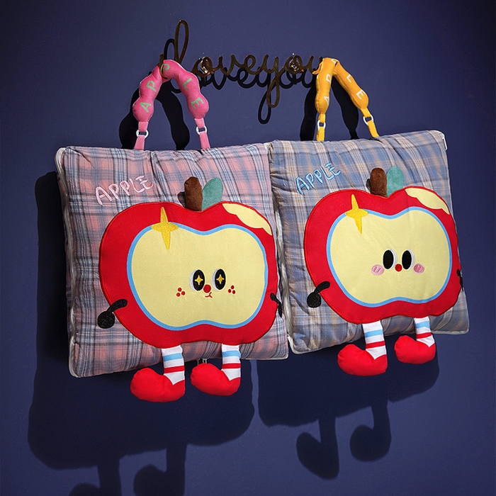 91家纺网 家纺一手货源 找家纺 仟亿莱 2025新款大眼红苹果格子布抱枕被 蓝格嘟嘟大眼