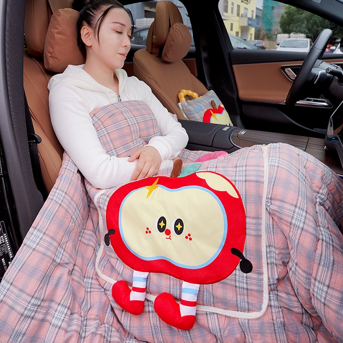 91家纺网 家纺一手货源 找家纺 仟亿莱 2025新款大眼红苹果格子布抱枕被 粉格机智大眼