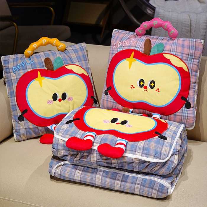 91家纺网 家纺一手货源 找家纺 仟亿莱 2025新款大眼红苹果格子布抱枕被 蓝格嘟嘟大眼