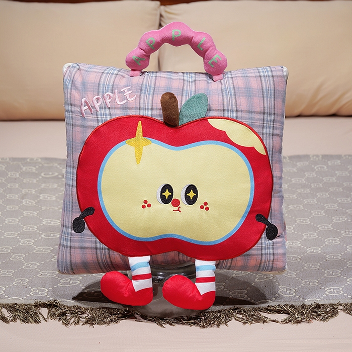 91家纺网 家纺一手货源 找家纺 仟亿莱 2025新款大眼红苹果格子布抱枕被 粉格机智大眼