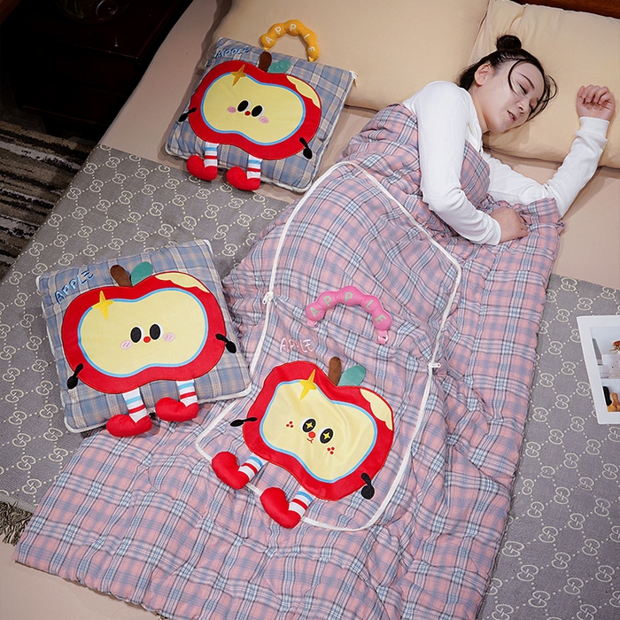 91家纺网 家纺一手货源 找家纺 仟亿莱 2025新款大眼红苹果格子布抱枕被 粉格机智大眼