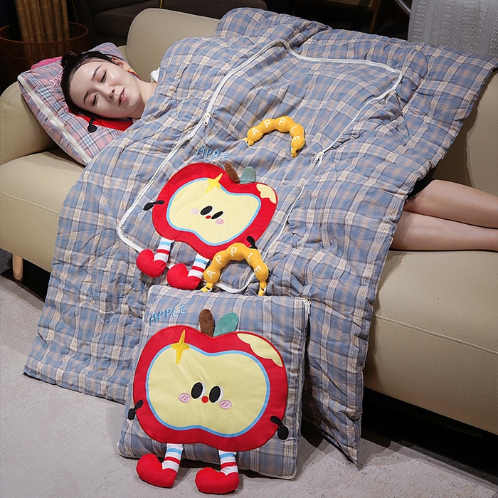 91家纺网 家纺一手货源 找家纺 仟亿莱 2025新款大眼红苹果格子布抱枕被 蓝格嘟嘟大眼