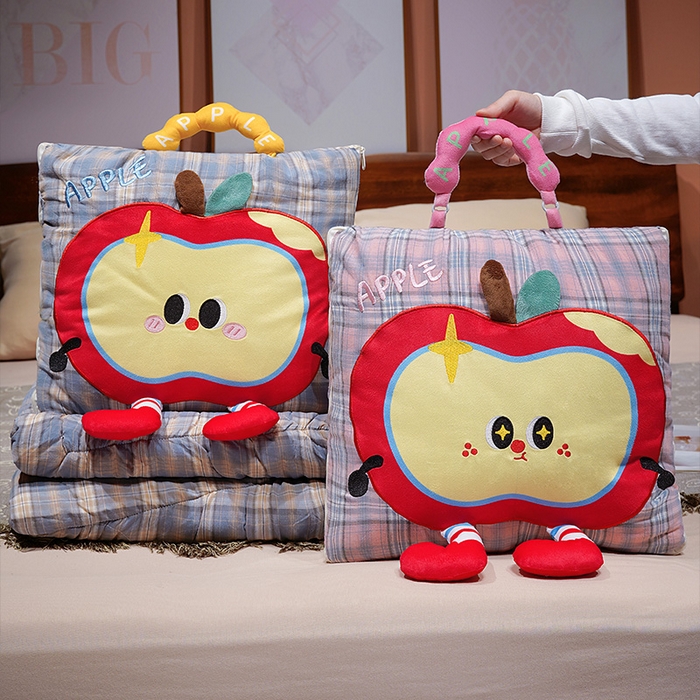 91家纺网 家纺一手货源 找家纺 仟亿莱 2025新款大眼红苹果格子布抱枕被 蓝格嘟嘟大眼
