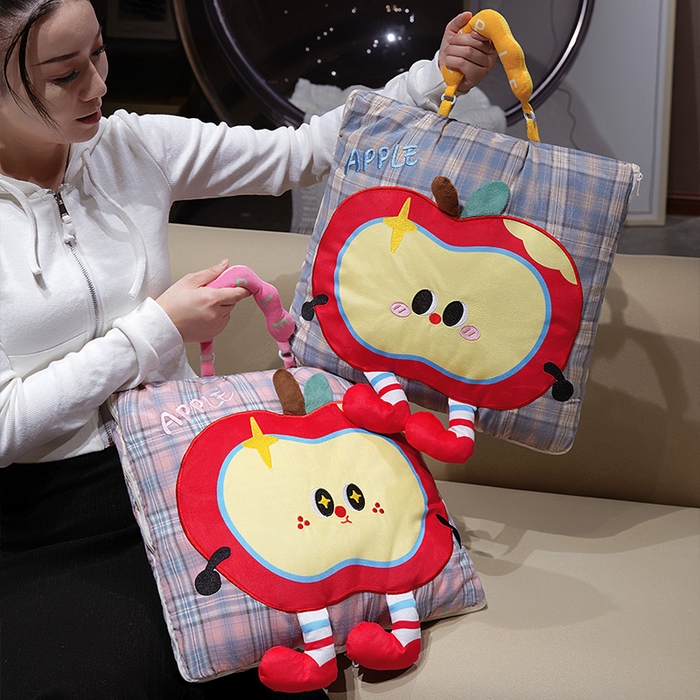 91家纺网 家纺一手货源 找家纺 仟亿莱 2025新款大眼红苹果格子布抱枕被 粉格机智大眼