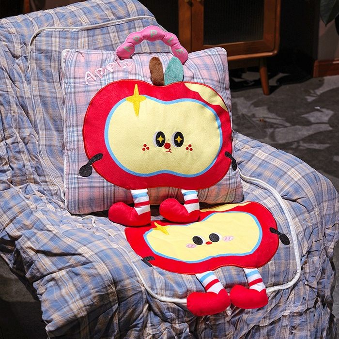 91家纺网 家纺一手货源 找家纺 仟亿莱 2025新款大眼红苹果格子布抱枕被 蓝格嘟嘟大眼
