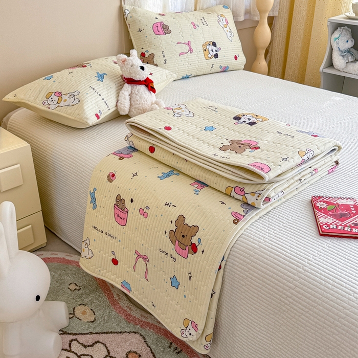 91家纺网 家纺一手货源 找家纺 妮可 2025新款热款花型印花全棉夹棉多功能床垫-床盖 爱乐之城