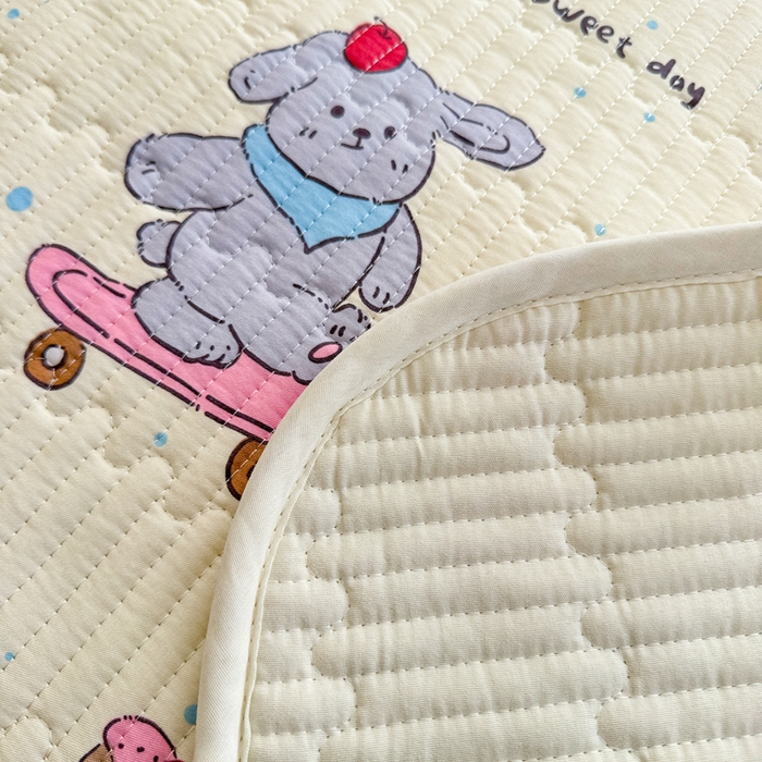 91家纺网 家纺一手货源 找家纺 妮可 2025新款热款花型印花全棉夹棉多功能床垫-床盖 爱乐之城