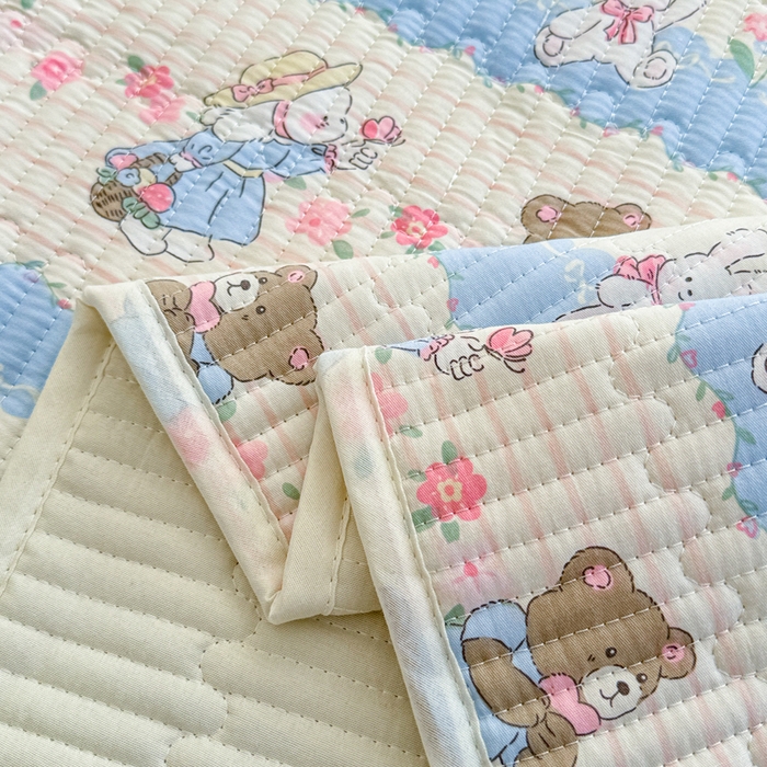 91家纺网 家纺一手货源 找家纺 妮可 2025新款热款花型印花全棉夹棉多功能床垫-床盖 爱丽丝