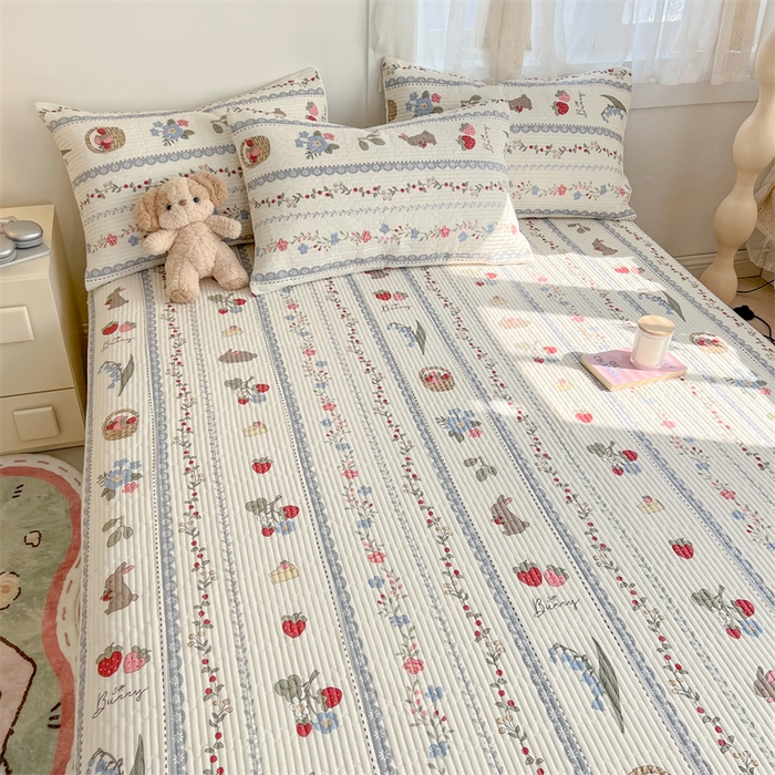 91家纺网 家纺一手货源 找家纺 妮可 2025新款热款花型印花全棉夹棉多功能床垫-床盖 花丛兔兔