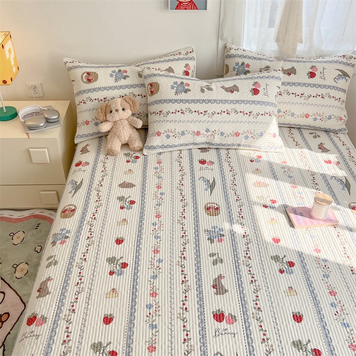 91家纺网 家纺一手货源 找家纺 妮可 2025新款热款花型印花全棉夹棉多功能床垫-床盖 花丛兔兔