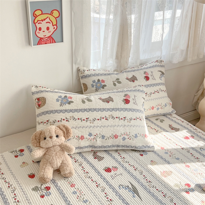 91家纺网 家纺一手货源 找家纺 妮可 2025新款热款花型印花全棉夹棉多功能床垫-床盖 花丛兔兔