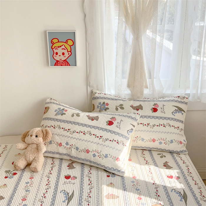 91家纺网 家纺一手货源 找家纺 妮可 2025新款热款花型印花全棉夹棉多功能床垫-床盖 花丛兔兔