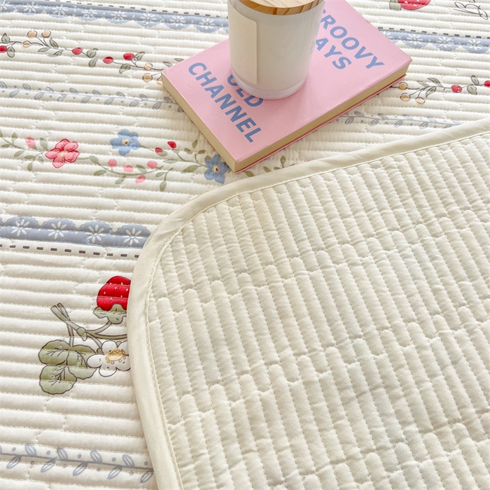 91家纺网 家纺一手货源 找家纺 妮可 2025新款热款花型印花全棉夹棉多功能床垫-床盖 花丛兔兔