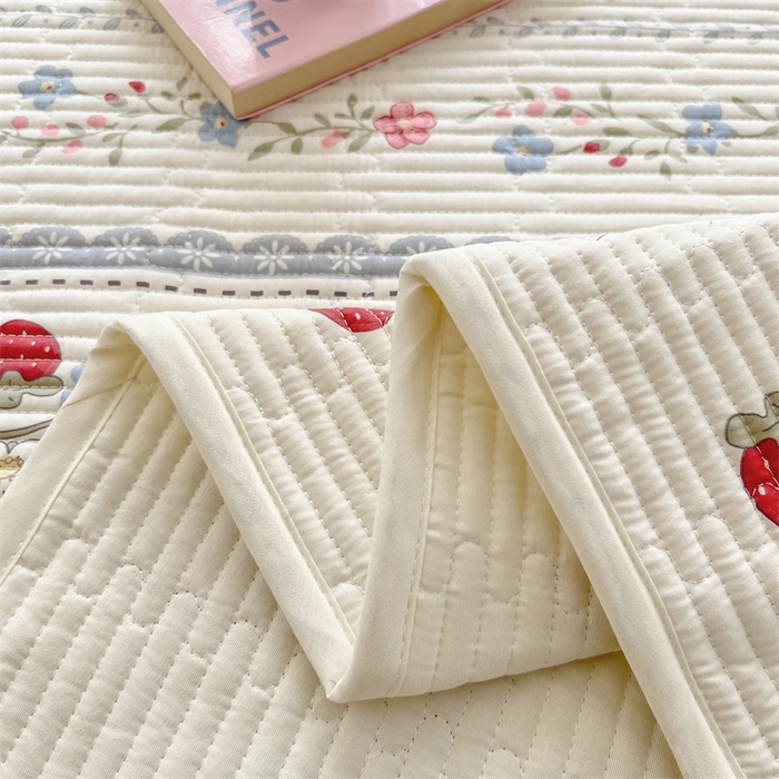 91家纺网 家纺一手货源 找家纺 妮可 2025新款热款花型印花全棉夹棉多功能床垫-床盖 花丛兔兔