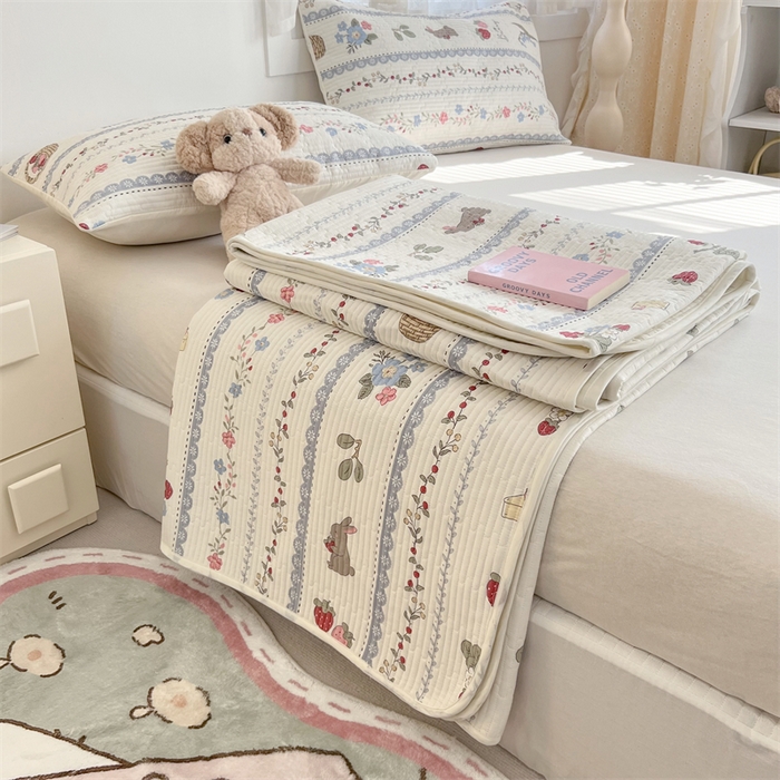 91家纺网 家纺一手货源 找家纺 妮可 2025新款热款花型印花全棉夹棉多功能床垫-床盖 花丛兔兔