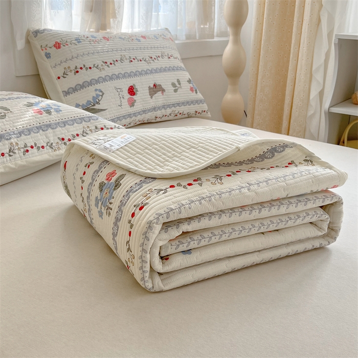 91家纺网 家纺一手货源 找家纺 妮可 2025新款热款花型印花全棉夹棉多功能床垫-床盖 花丛兔兔
