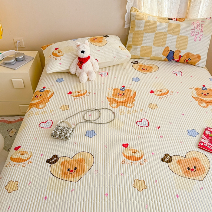 91家纺网 家纺一手货源 找家纺 妮可 2025新款热款花型印花全棉夹棉多功能床垫-床盖 黄油小熊