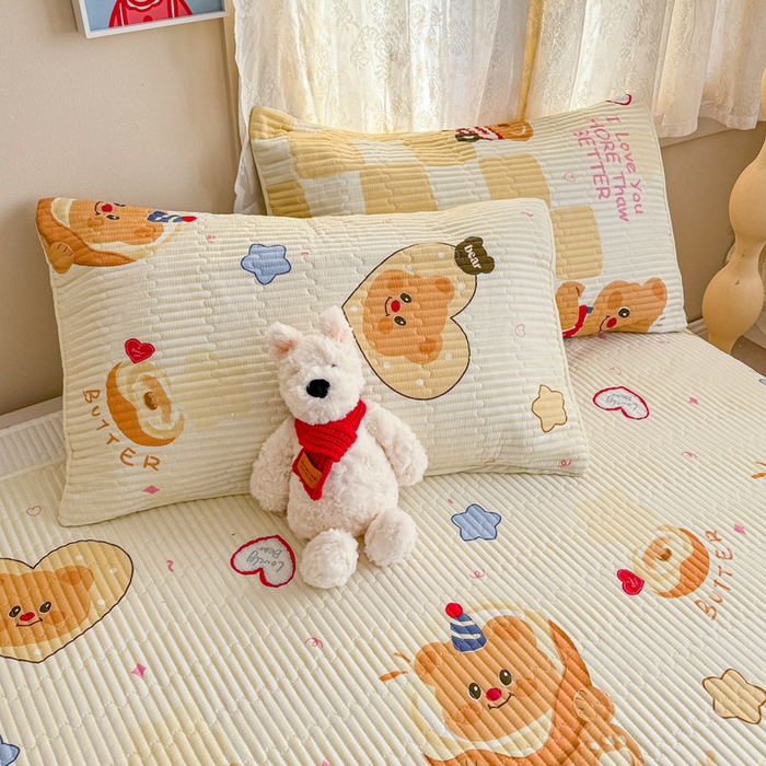 91家纺网 家纺一手货源 找家纺 妮可 2025新款热款花型印花全棉夹棉多功能床垫-床盖 黄油小熊