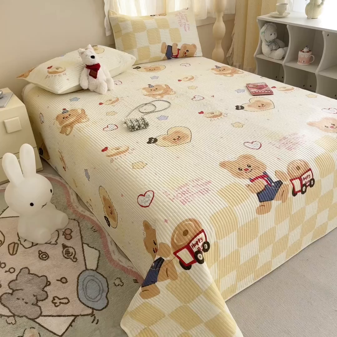 91家纺网 家纺一手货源 找家纺 妮可 2025新款热款花型印花全棉夹棉多功能床垫-床盖 黄油小熊