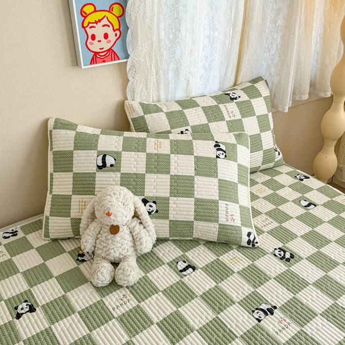 91家纺网 家纺一手货源 找家纺 妮可 2025新款热款花型印花全棉夹棉多功能床垫-床盖 棋盘熊猫