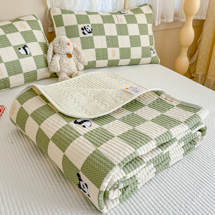 91家纺网 家纺一手货源 找家纺 妮可 2025新款热款花型印花全棉夹棉多功能床垫-床盖 棋盘熊猫