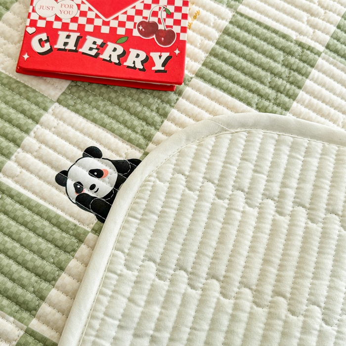 91家纺网 家纺一手货源 找家纺 妮可 2025新款热款花型印花全棉夹棉多功能床垫-床盖 棋盘熊猫