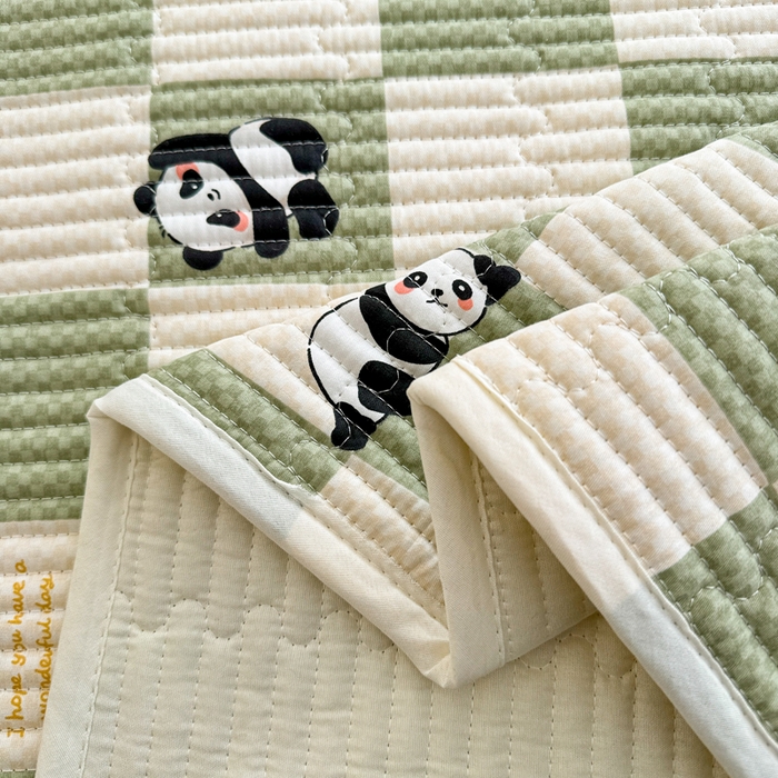 91家纺网 家纺一手货源 找家纺 妮可 2025新款热款花型印花全棉夹棉多功能床垫-床盖 棋盘熊猫