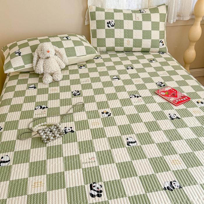 91家纺网 家纺一手货源 找家纺 妮可 2025新款热款花型印花全棉夹棉多功能床垫-床盖 棋盘熊猫