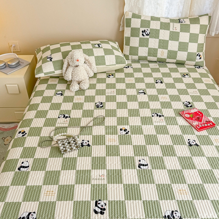 91家纺网 家纺一手货源 找家纺 妮可 2025新款热款花型印花全棉夹棉多功能床垫-床盖 棋盘熊猫
