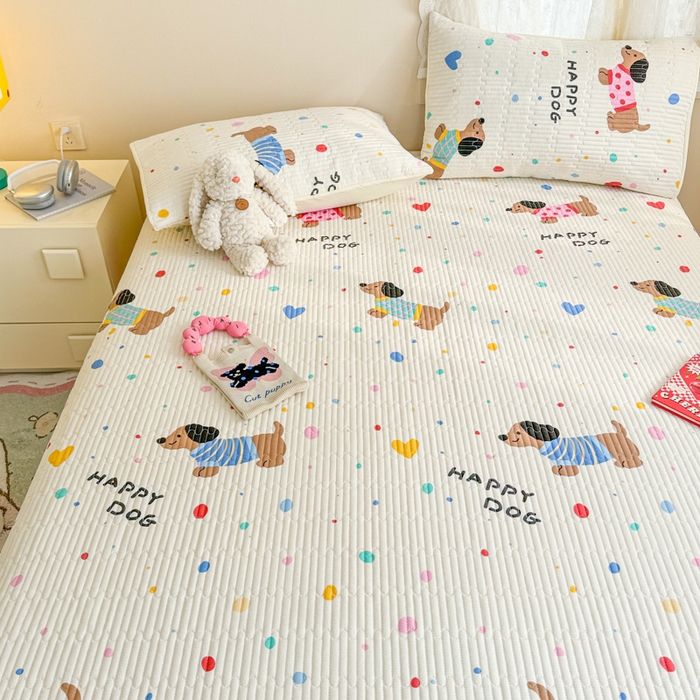 91家纺网 家纺一手货源 找家纺 妮可 2025新款热款花型印花全棉夹棉多功能床垫-床盖 甜心汪汪