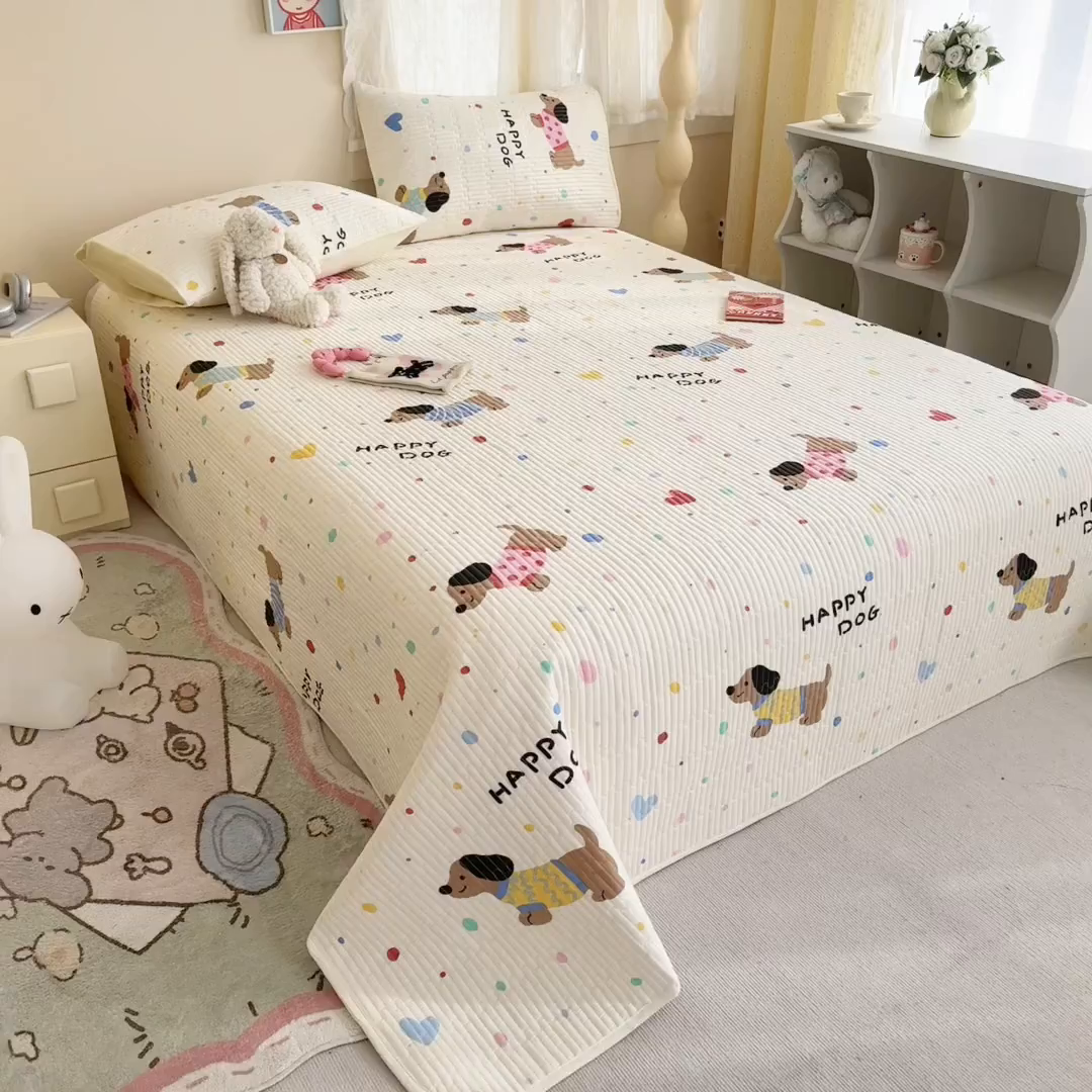 91家纺网 家纺一手货源 找家纺 妮可 2025新款热款花型印花全棉夹棉多功能床垫-床盖 甜心汪汪