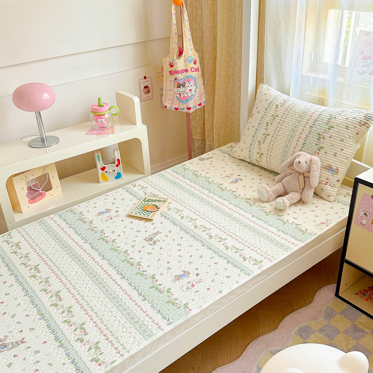 91家纺网 家纺一手货源 找家纺 妮可 2025热款学生床全棉夹棉多功能床垫-床盖 草莓小兔