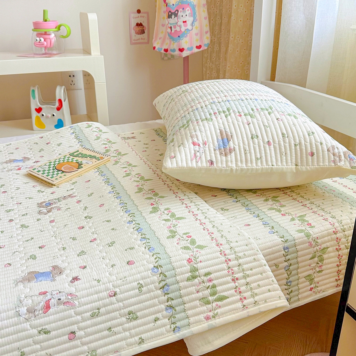 91家纺网 家纺一手货源 找家纺 妮可 2025热款学生床全棉夹棉多功能床垫-床盖 草莓小兔