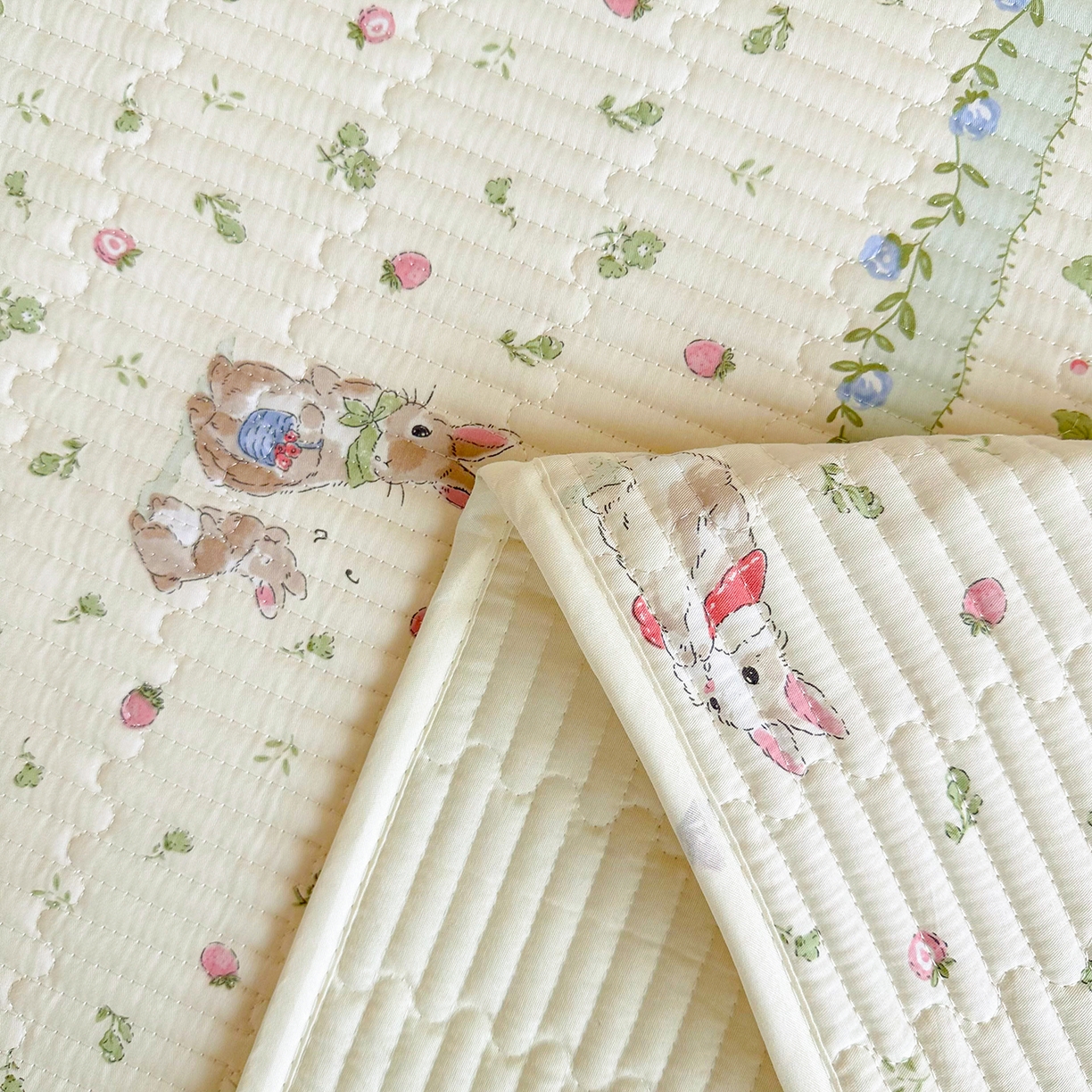 91家纺网 家纺一手货源 找家纺 妮可 2025热款学生床全棉夹棉多功能床垫-床盖 草莓小兔