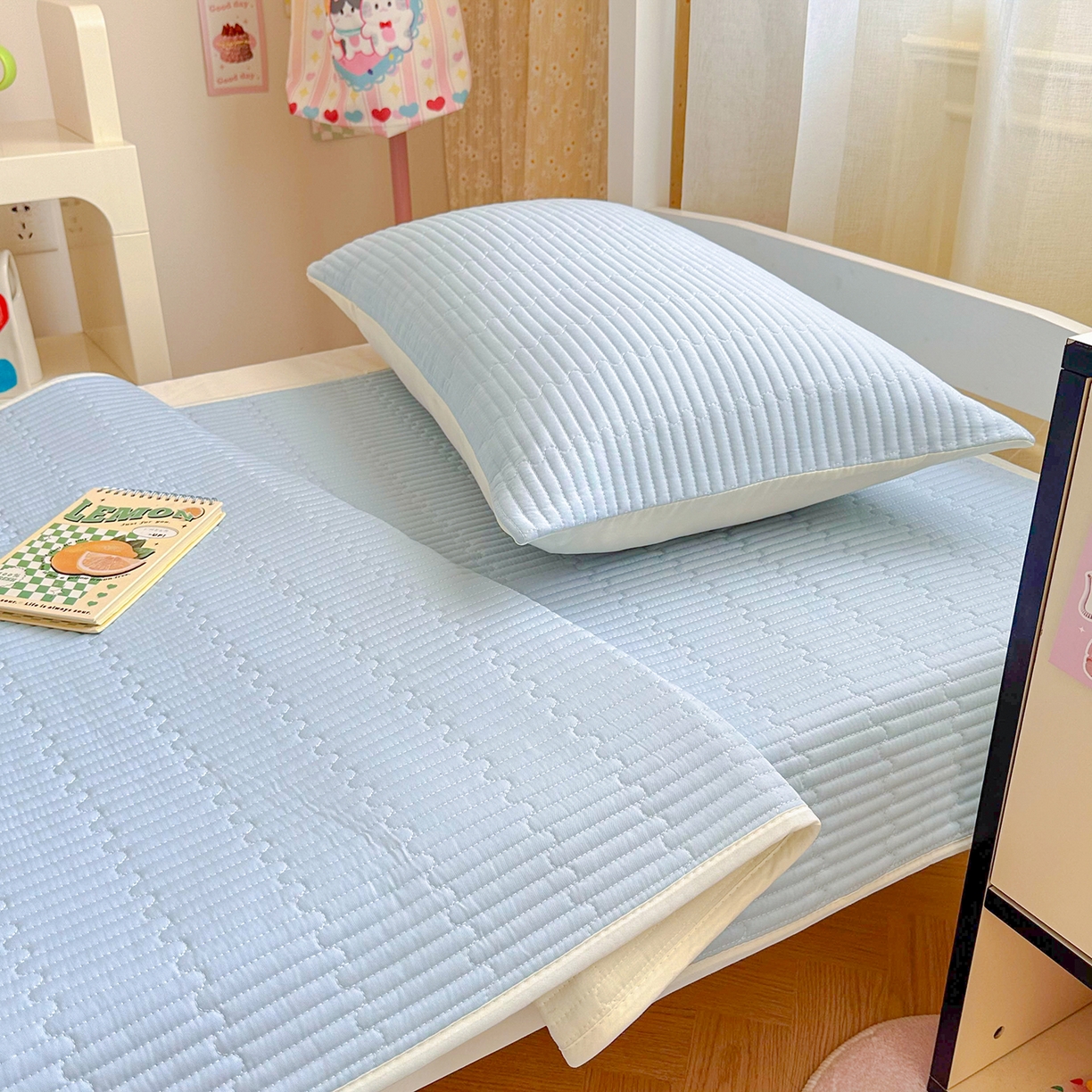 91家纺网 家纺一手货源 找家纺 妮可 2025热款学生床全棉夹棉多功能床垫-床盖 宾利蓝