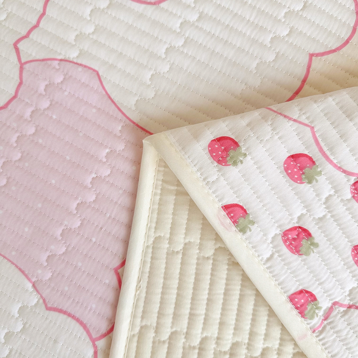 91家纺网 家纺一手货源 找家纺 妮可 2025热款学生床全棉夹棉多功能床垫-床盖 草莓熊