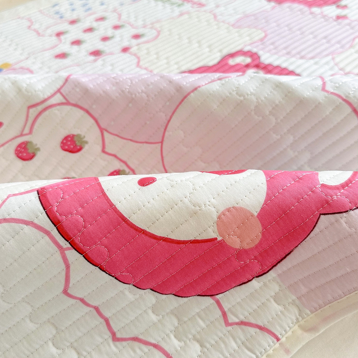 91家纺网 家纺一手货源 找家纺 妮可 2025热款学生床全棉夹棉多功能床垫-床盖 草莓熊