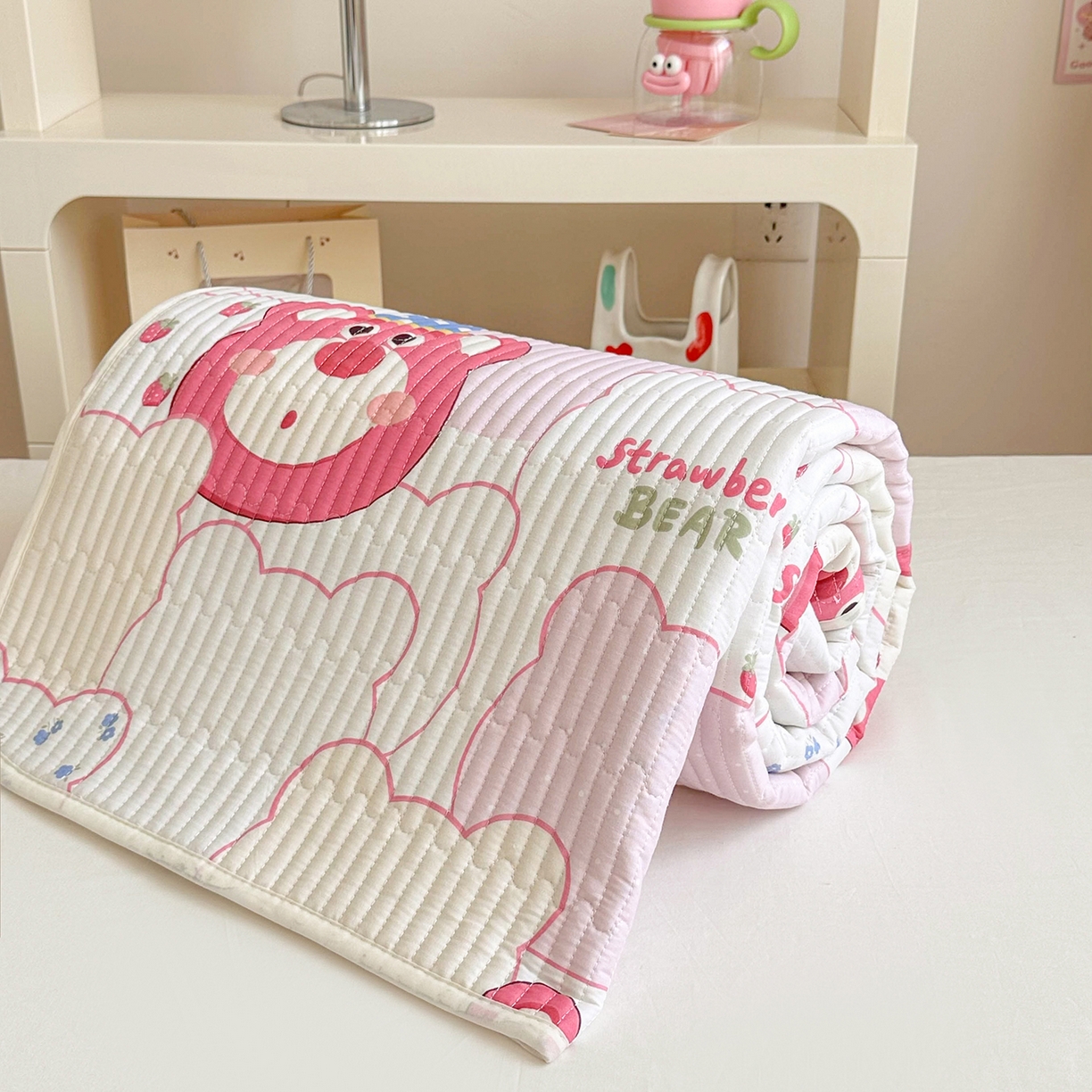 91家纺网 家纺一手货源 找家纺 妮可 2025热款学生床全棉夹棉多功能床垫-床盖 草莓熊
