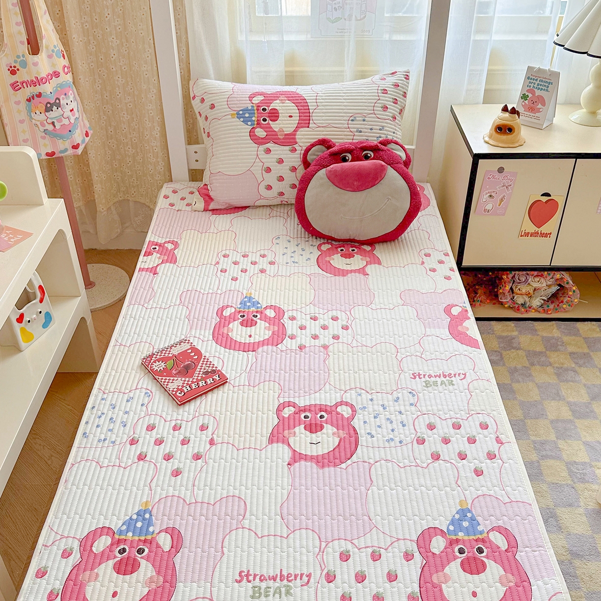 91家纺网 家纺一手货源 找家纺 妮可 2025热款学生床全棉夹棉多功能床垫-床盖 草莓熊