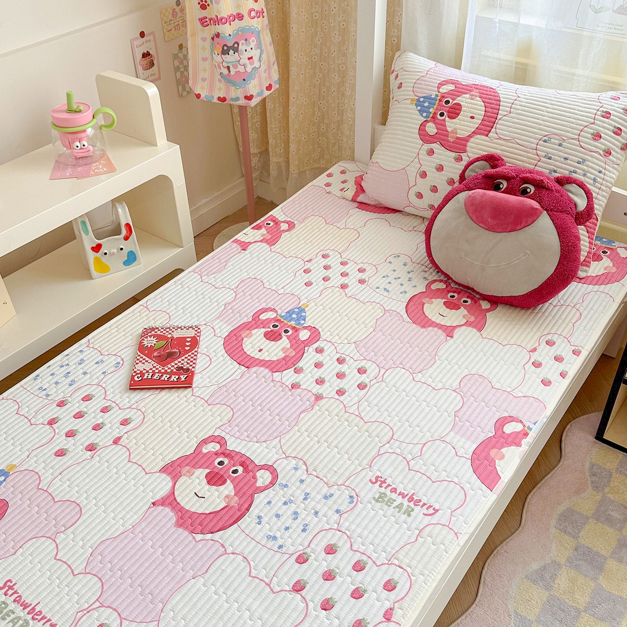 91家纺网 家纺一手货源 找家纺 妮可 2025热款学生床全棉夹棉多功能床垫-床盖 草莓熊