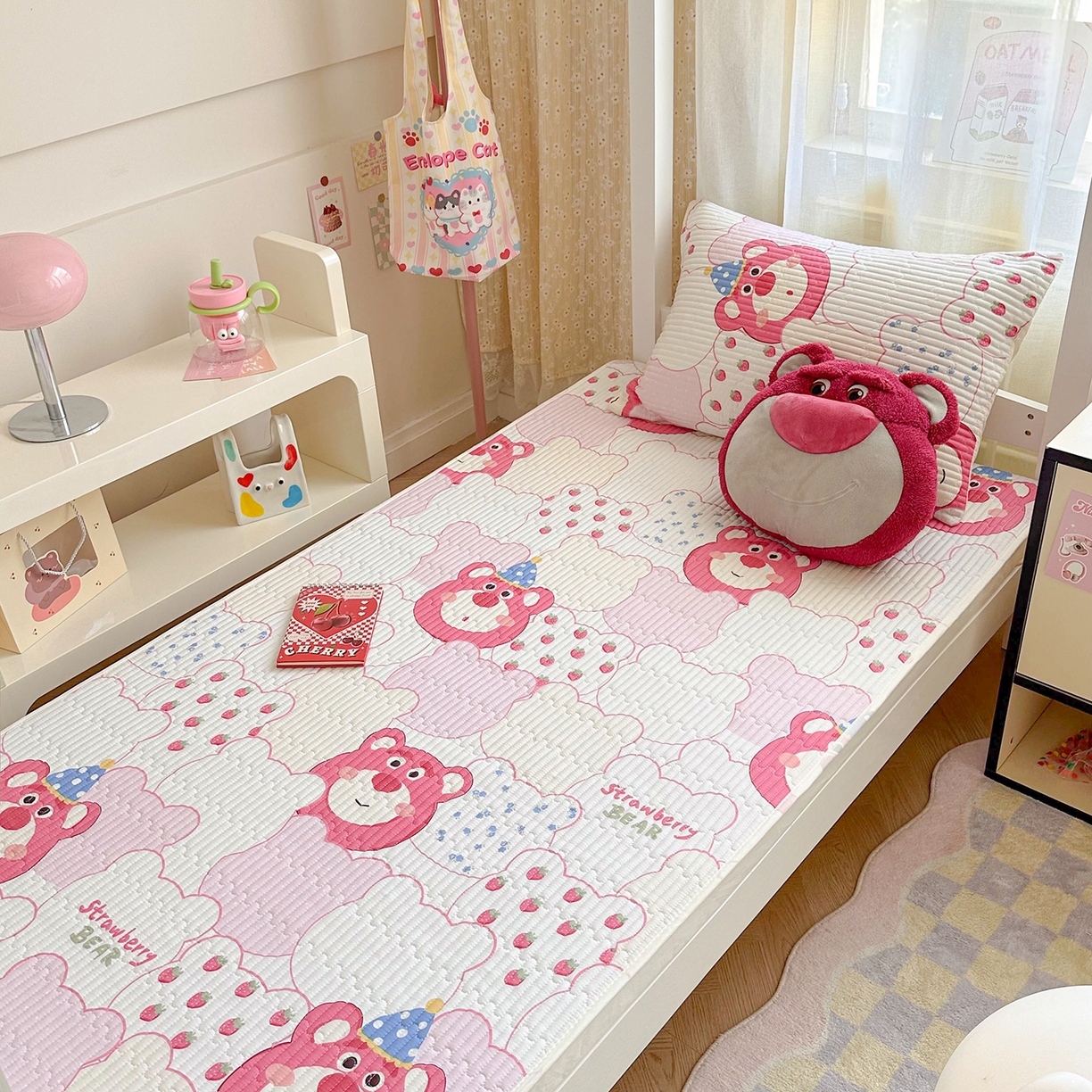 91家纺网 家纺一手货源 找家纺 妮可 2025热款学生床全棉夹棉多功能床垫-床盖 草莓熊