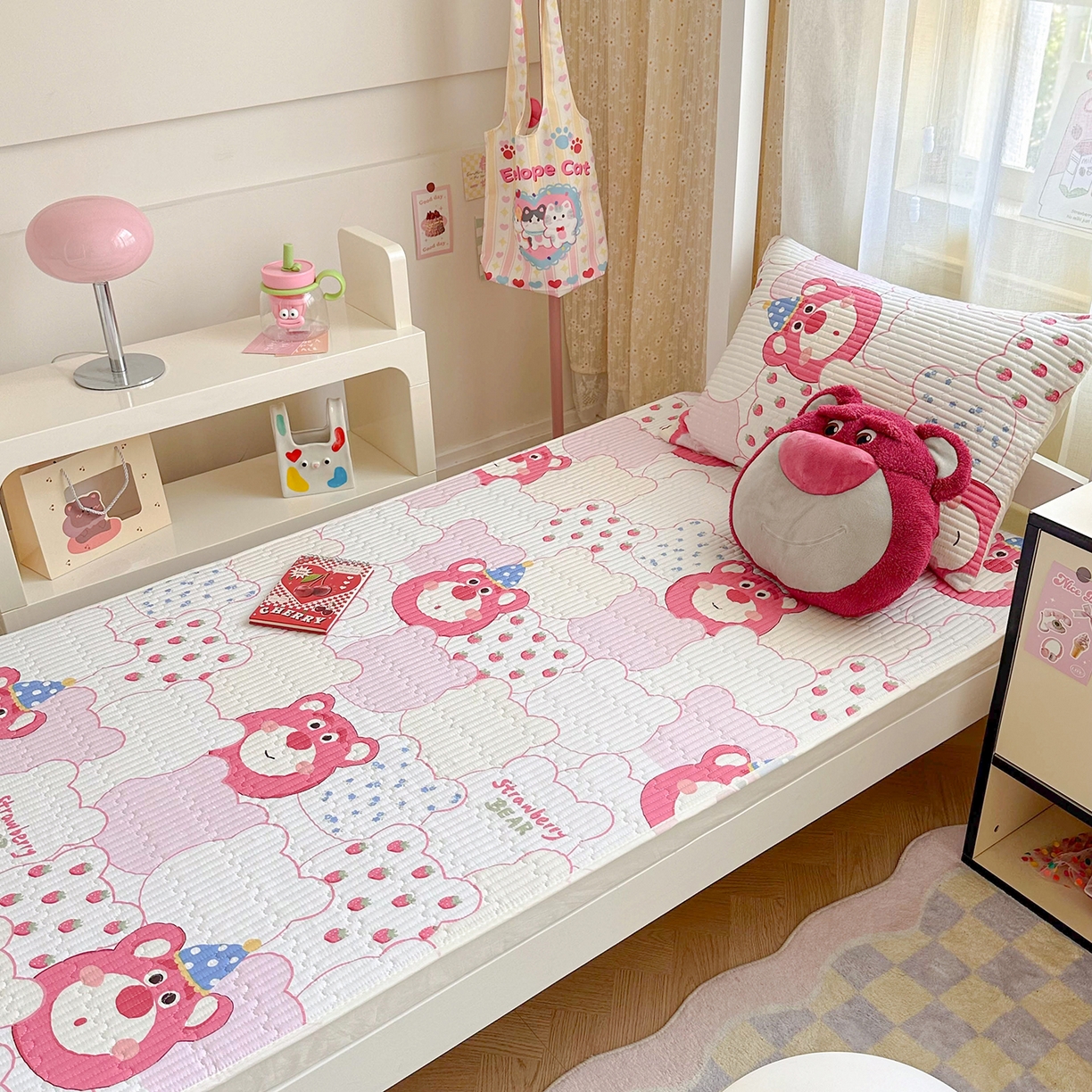 91家纺网 家纺一手货源 找家纺 妮可 2025热款学生床全棉夹棉多功能床垫-床盖 草莓熊