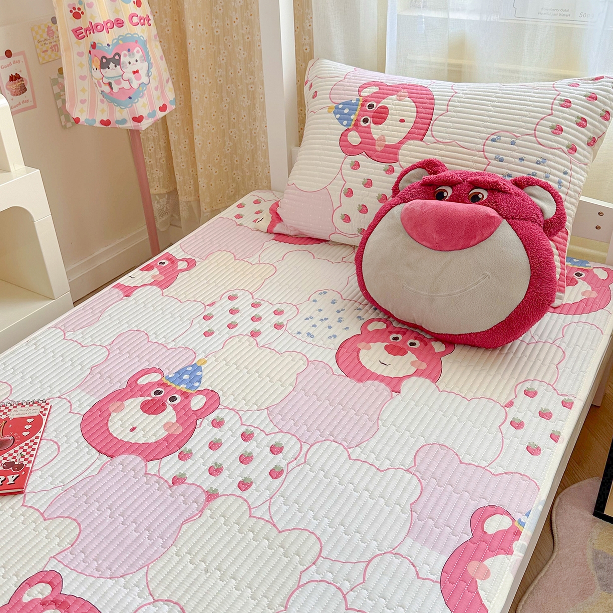 91家纺网 家纺一手货源 找家纺 妮可 2025热款学生床全棉夹棉多功能床垫-床盖 草莓熊