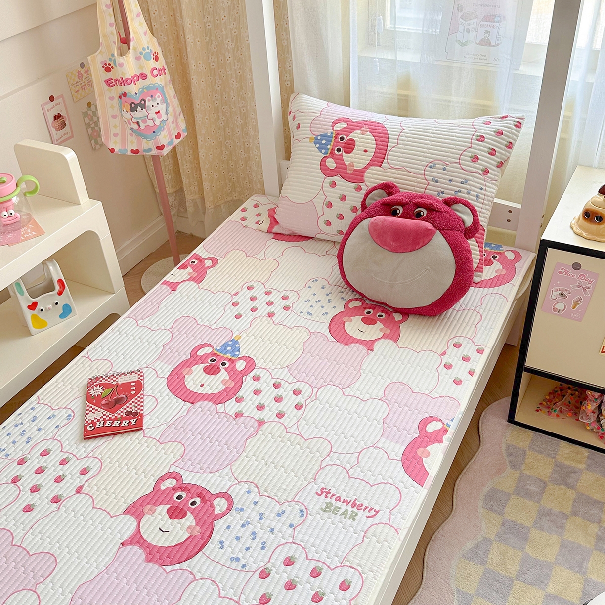 91家纺网 家纺一手货源 找家纺 妮可 2025热款学生床全棉夹棉多功能床垫-床盖 草莓熊