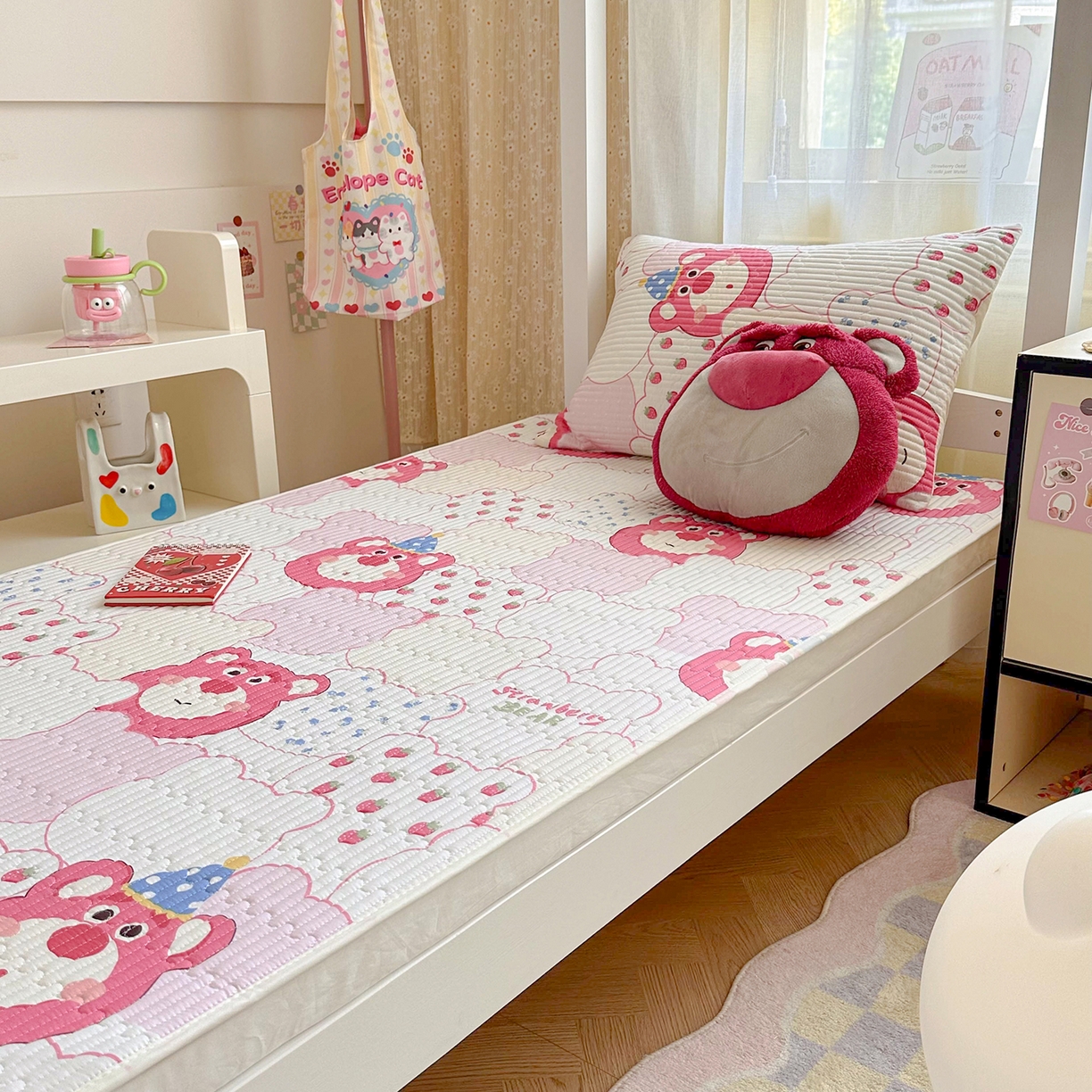 91家纺网 家纺一手货源 找家纺 妮可 2025热款学生床全棉夹棉多功能床垫-床盖 草莓熊