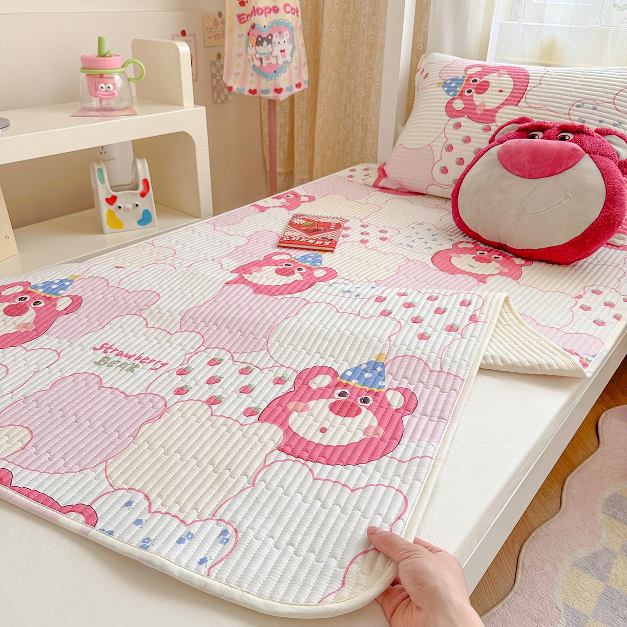 91家纺网 家纺一手货源 找家纺 妮可 2025热款学生床全棉夹棉多功能床垫-床盖 草莓熊