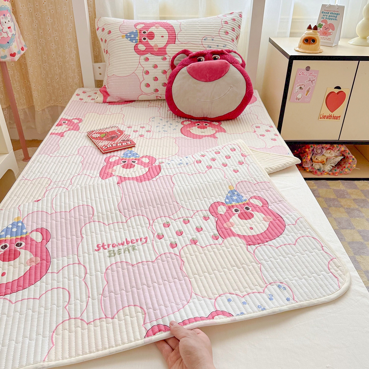 91家纺网 家纺一手货源 找家纺 妮可 2025热款学生床全棉夹棉多功能床垫-床盖 草莓熊