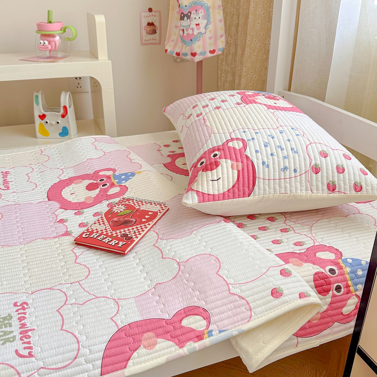 91家纺网 家纺一手货源 找家纺 妮可 2025热款学生床全棉夹棉多功能床垫-床盖 草莓熊